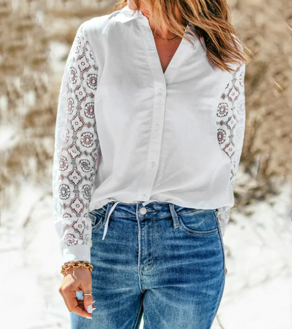 Kemeja kerja dengan lengan berenda atau transparan